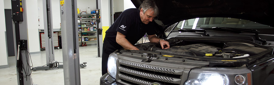 Work under the bonnet during an engine repair
